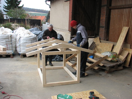 Arbeiten am Dach der Hundehütte