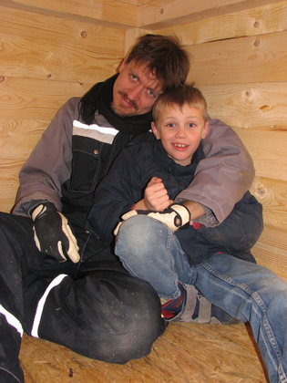 Vater und Sohn in der Hundehütte