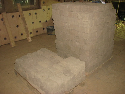 Zwei Lehmsteinpaletten im Schlafzimmer