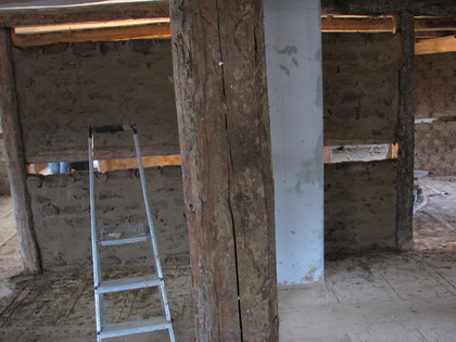 Das Fachwerk trennt Schlafzimmer vom Badezimmer