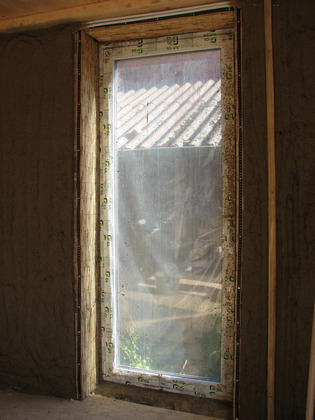 Lange Balkontür mit Schilfrohrmatten