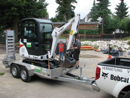 Der Bagger mit 40cm Schaufel wird angeliefert