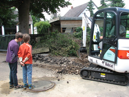 Erste Versuche mit dem Bagger die Experten beraten sich