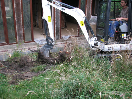 Etwas Gartenarbeit mit dem Bagger erledigen