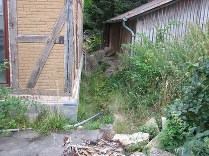 Rechts am Haus ist kein Platz für den Bagger