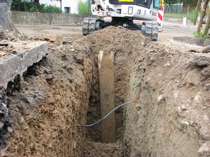 Das Kabel vom Gasthof und das Brett vom Kanalrohr