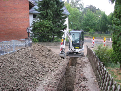 Der Bagger ist startklar für die letzten Meter