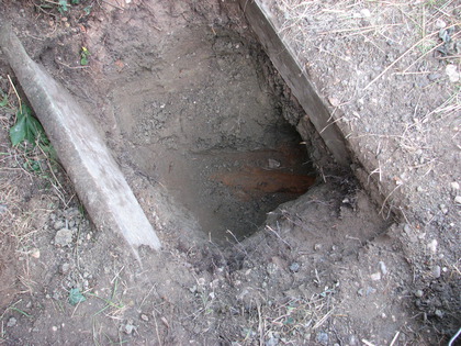 Das Stahlrohr einen Meter vom Fundamentgraben entfernt