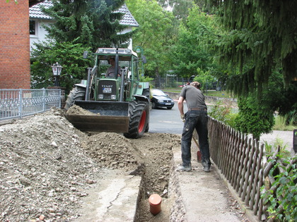 Der Trecker schaufelt die Einfahrt zu