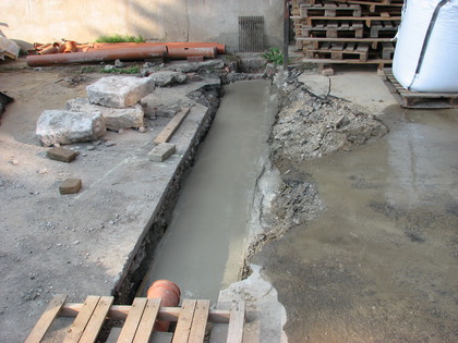 Die Sauberkeitsschicht des Regenwasserkanals ist fertig