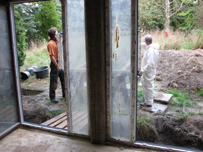 Fenster halten und Kinder beobachten