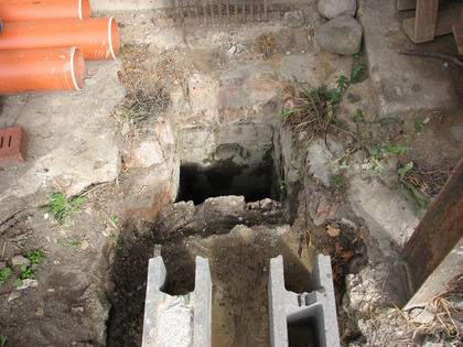 Regenbecken neben altem Wasserschacht