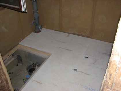 Der Fermacell Boden im Gäste WC wurde geklebt und geschraubt