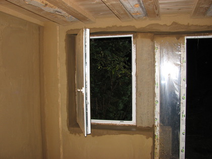 Fensterlaibung mit Lehmputz im Hobbyzimmer