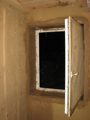 Fensterlaibung aus Lehm im Gäste WC