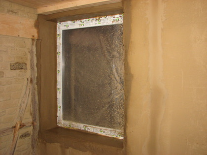 Fensterlaibung mit Lehm ausgekleidet in der Küche