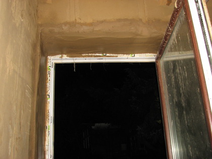 Grobe Ausformung der Lehm Fensterlaibung im Gäste WC