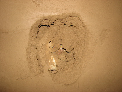 Das Loch vom Ofenrohranschluss mit Lehmputz