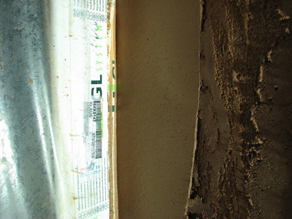 Lehmputz sauber am Fensterrahmen Stopfhanf ist unsichtbar