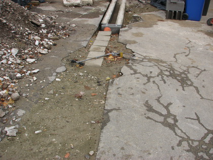 Das Rohr für das Regenwasser hat ein Betrunkener verlegt