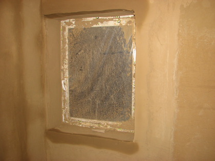 Das einzige Fenster des Gäste WCs wurde mit Lehmputz angeputzt