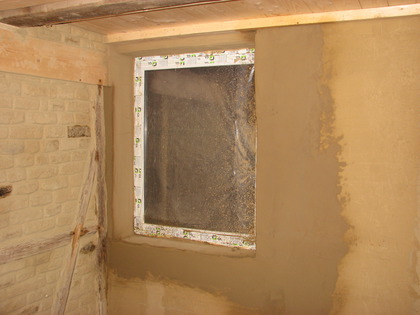 Das rechte Küchenfenster wurde mit Lehmputz angeglichen