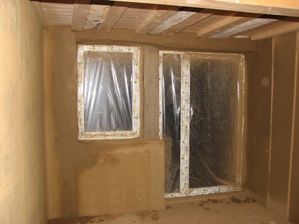 Die Fenster und Balkontür Kombination im Hobbyzimmer wurde mit Lehmputz angeputzt