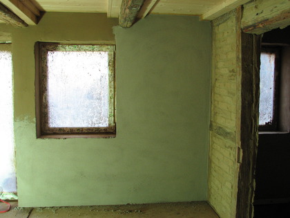 Die erste Küchenwand ist teilweise mit Kalkputz verputzt worden