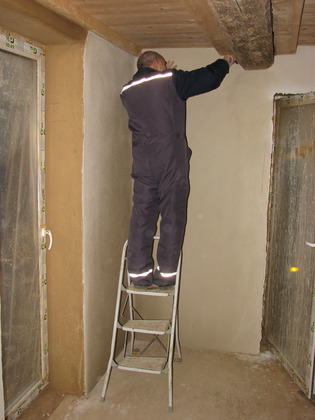 Harry auf der Leiter beim Balken sauberkratzen