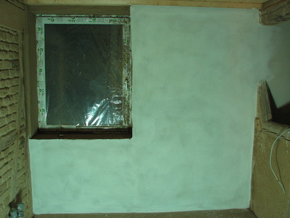 Die rechte Küchenwand wurde mit Kalk Kaseinleimfarbe zum ersten Mal gestrichen