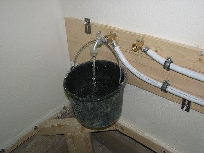 Hurra das Wasser kommt aus dem Wasserhahn