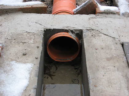 Das Regenwasser fliesst in den Regenwasser Kanal