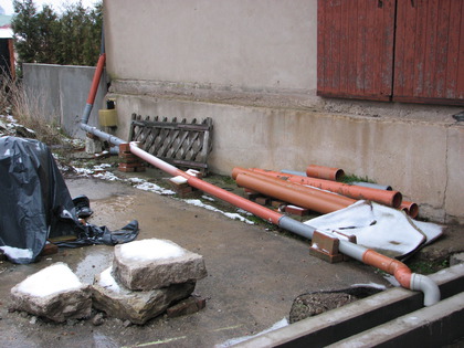 Das Regenwasser wird ins Regenbecken geleitet