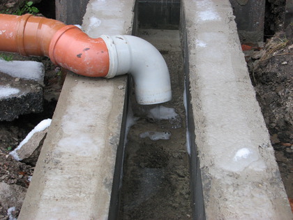 Der Schnee schmilzt auf den Dächern und das Regenwasser fliesst