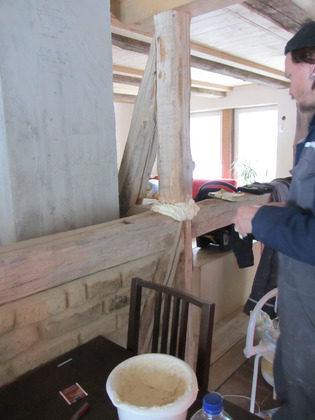 Skeptischer Blick auf den Salzteig am Holzbalken