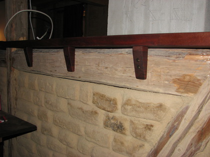 Der Tresen mit Holzstützen gehalten auf dem Fachwerk