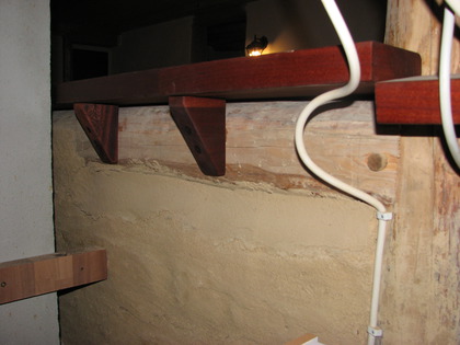 Tresen und Holzstützen auf der Rückseite des Fachwerks