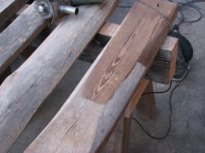 Die Selbstgebaute Satiniermaschine reinigt staubiges Holz