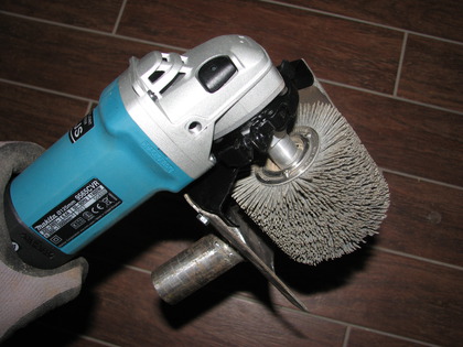 Makita 9565CVR mit Schutzblech und Rundbürste