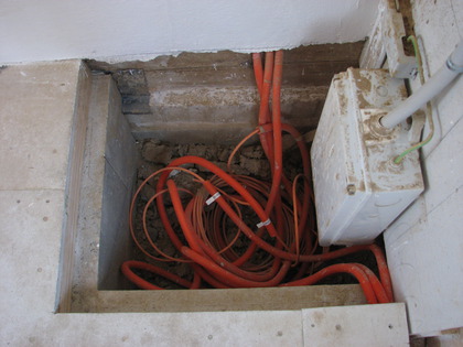 Eine Leerrohr und Netzwerkkabel Schlangengruft