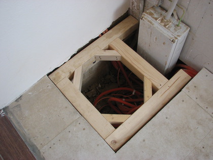 Eine kleine Holzluke für den Ausanschlusskasten