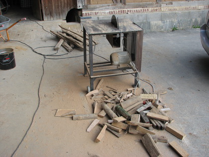 Am kleinen Sägewerk werden Holzpflöcke produziert