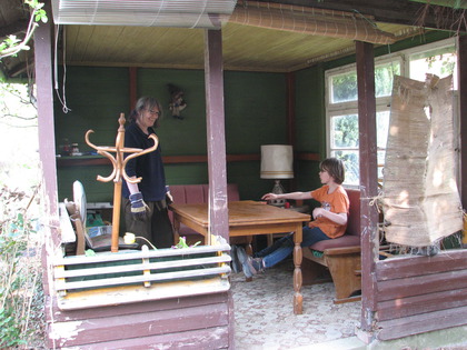 Oma und Keanu haben die Gartenlaube aufgeräumt