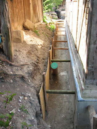 Drainagegraben rechts am Haus