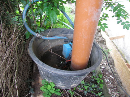 Das Regenwasser wird von hier in den Gartenteich gepumpt