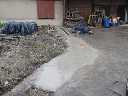 Viel Beton auf dem Hof im Regen