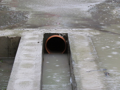 Das Regenwasser läuft entlang dem Kanal ab