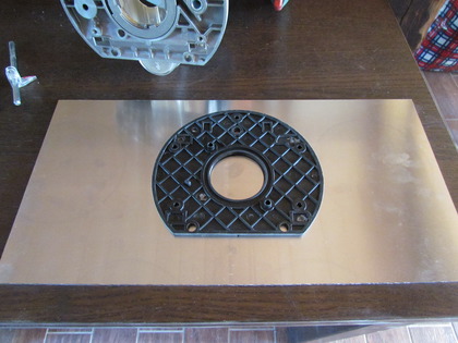 Die Gleitplatte dient als Schablone auf der Alu Platte