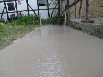 Geglättete Bodenplatte aus Beton für den Regenwasserspeicher