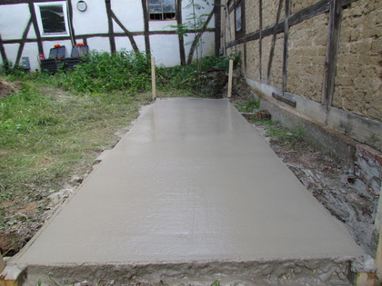Längsansicht der Bodenplatte aus Beton